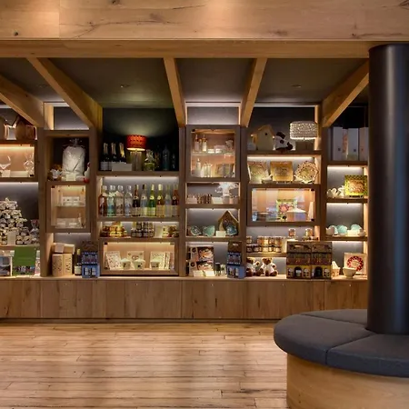Hotel La Cheneaudiere - - Relais & Chateaux - Restaurant Etoile 5*