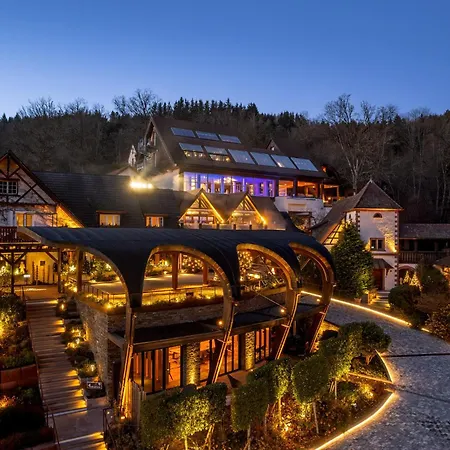 Hotel La Cheneaudiere - - Relais & Chateaux - Restaurant Etoile 5*