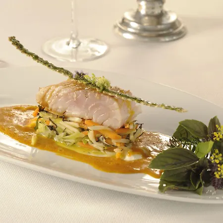 Hotel La Cheneaudiere - - Relais & Chateaux - Restaurant Etoile 5*